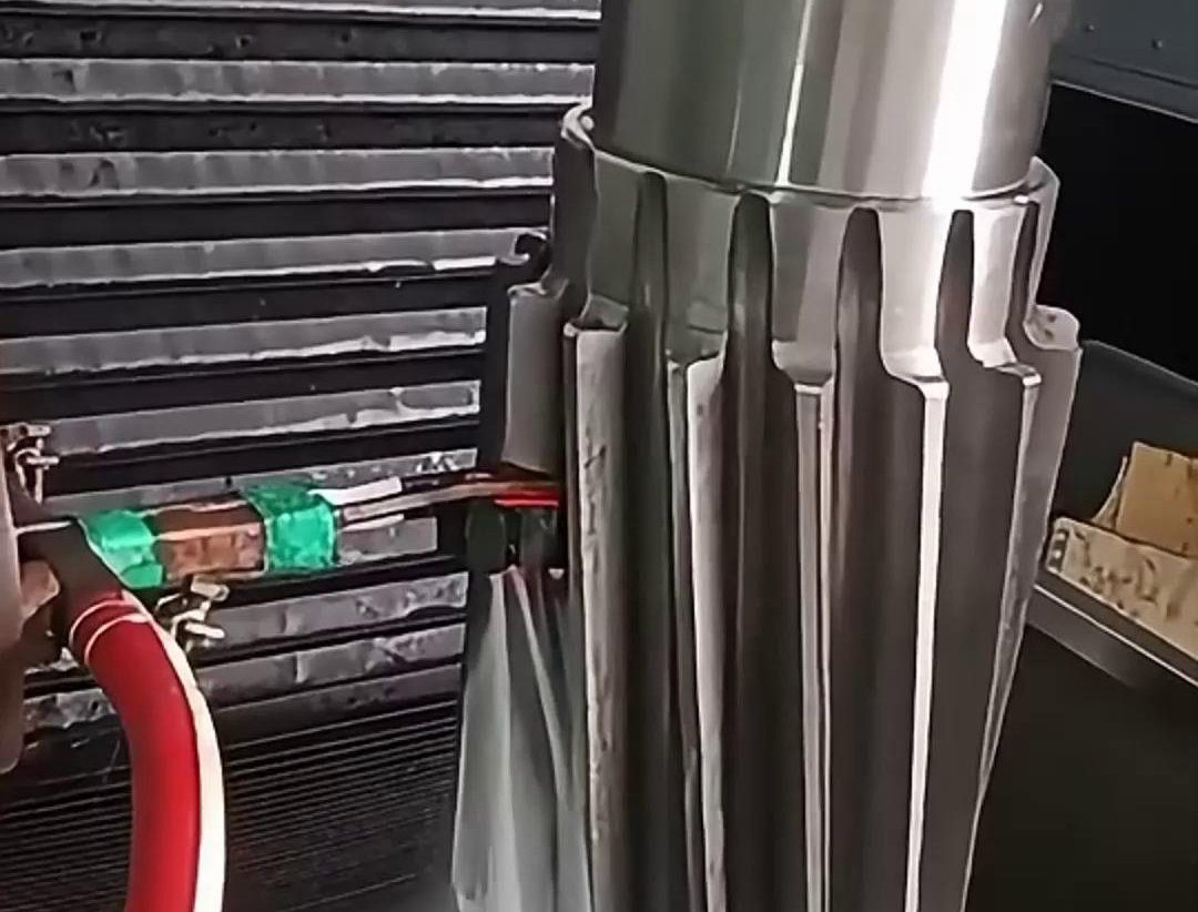 花鍵軸自動化高頻淬火技術是一種高效、環保的金屬熱處理技術，具有廣泛的應用前景