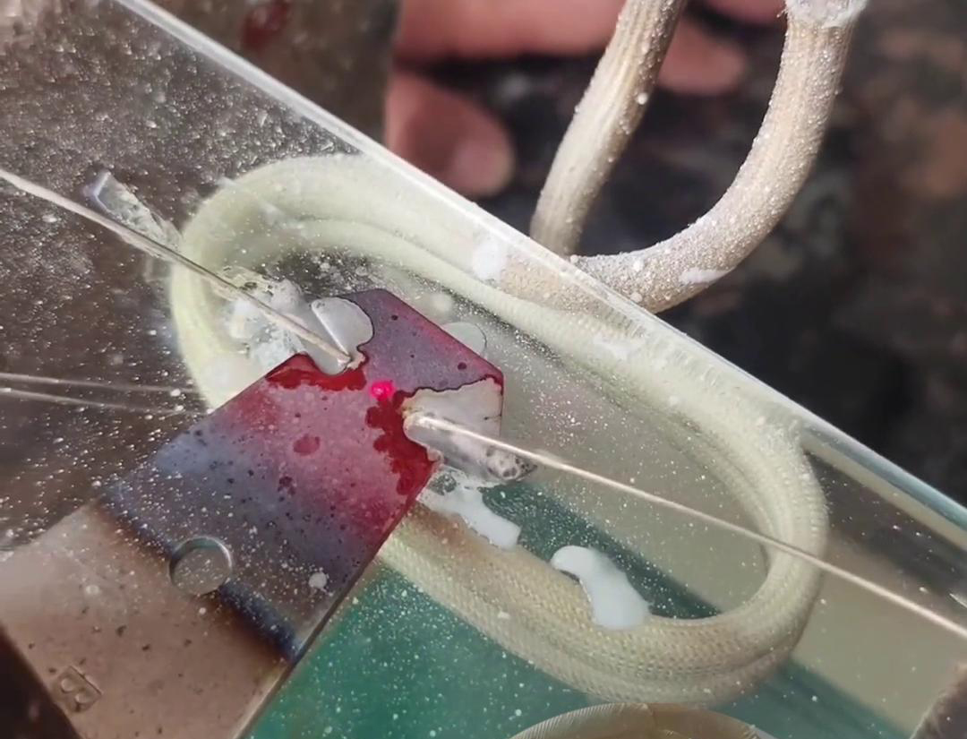 手持式高頻焊接機在直排銅板、鋁板等金屬材料的焊接中表現出色