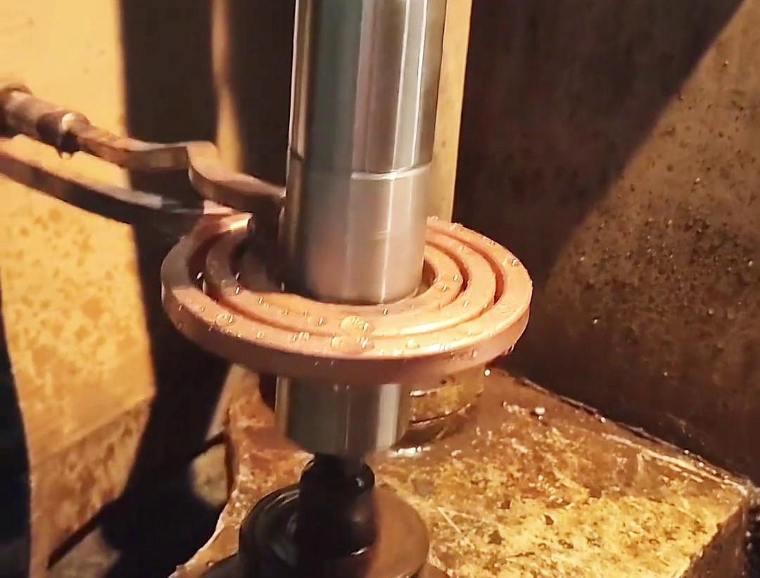 數控超音頻淬火機床是一種高效的熱處理設備，特別適用于各類軸的淬火熱處理