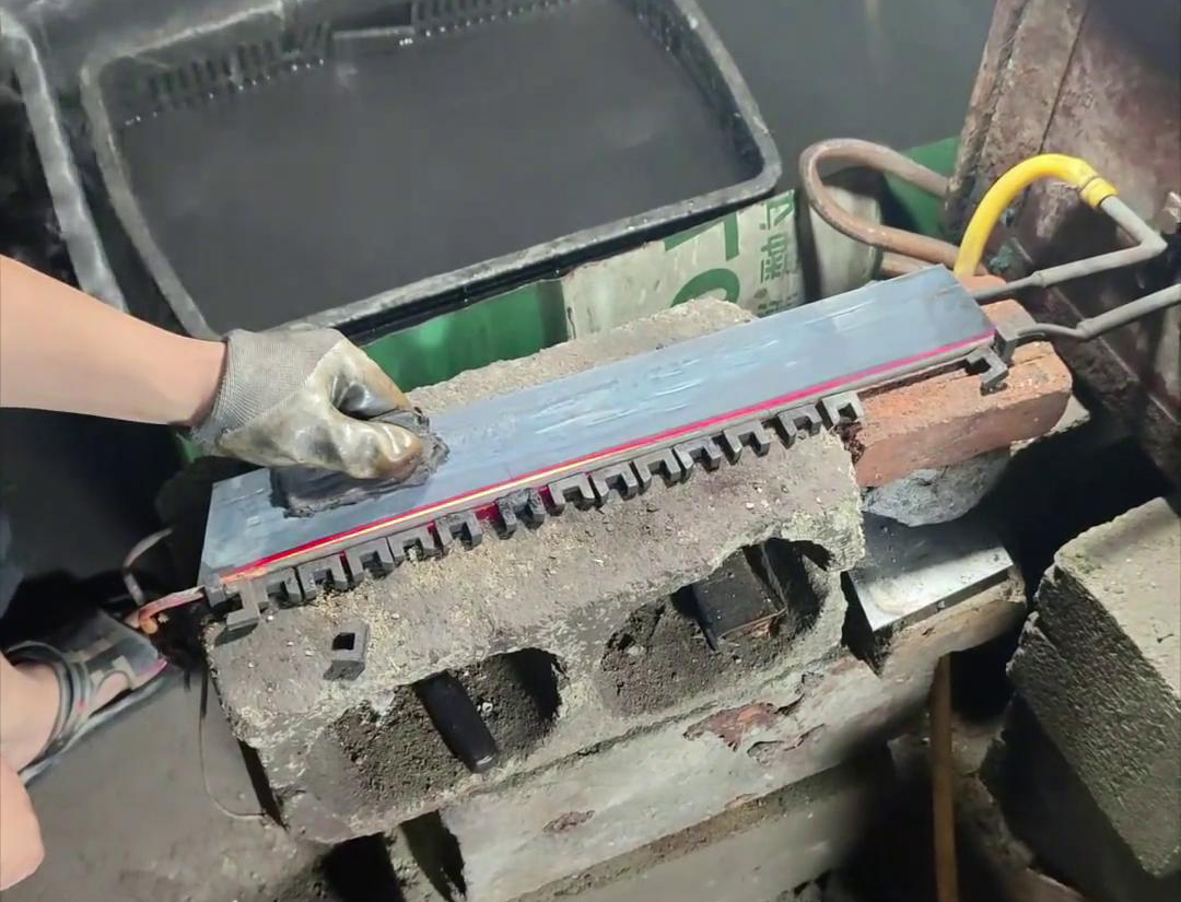 海拓小型高頻淬火機：刀具淬火生產(chǎn)的高效節(jié)能變革者