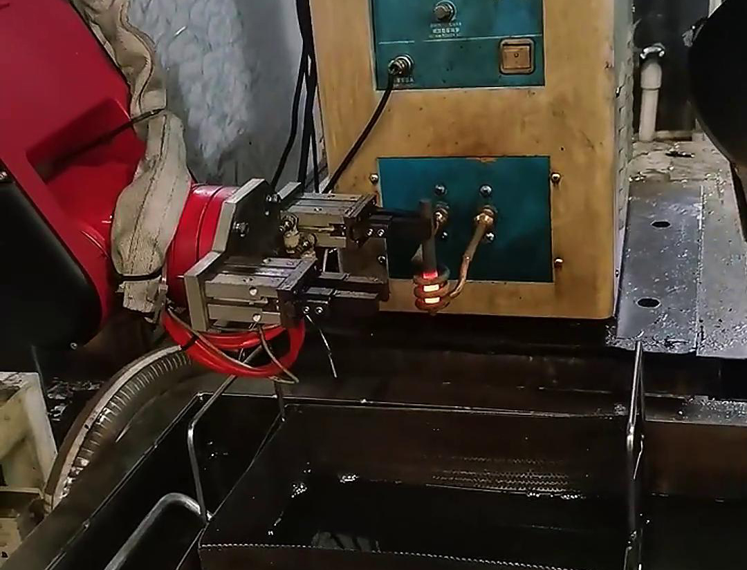 高頻淬火機(jī)與機(jī)械手：開啟小棒料自動(dòng)化淬火熱處理新篇