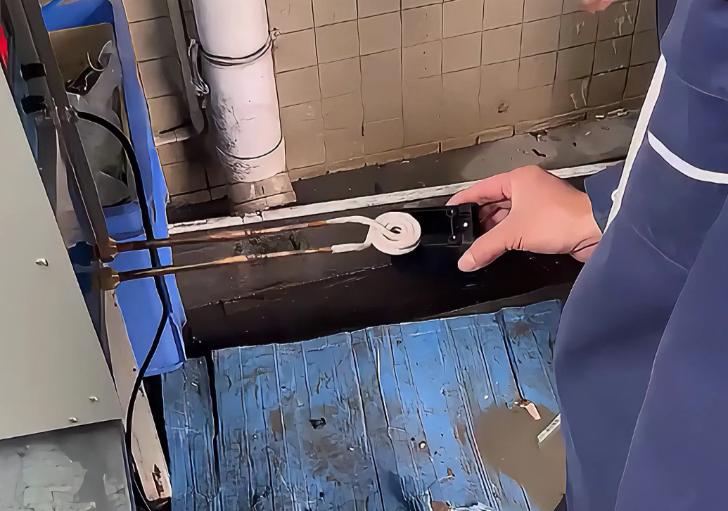 高頻加熱機(jī)秒取塑料內(nèi)金屬螺絲！廢料回收分離神器