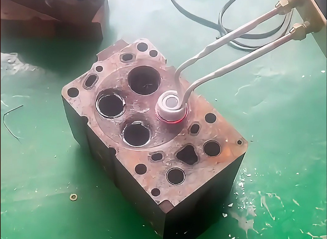 汽修福音！軟鏈接高頻加熱機(jī)，輕松拆發(fā)動機(jī)鋼圈實(shí)操全演示