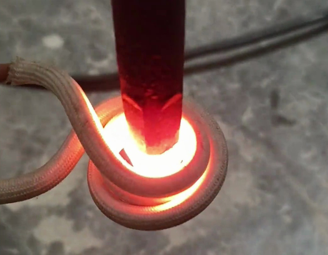 海拓高頻感應加熱設備有多牛？棒料橫豎加熱都穩，均勻還省空間！