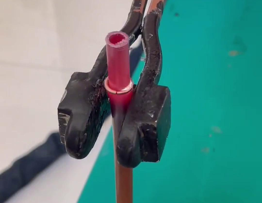 散熱器銅管對(duì)接焊用手持式高頻機(jī)，只要三秒就可以焊接完成，看一看效果如何