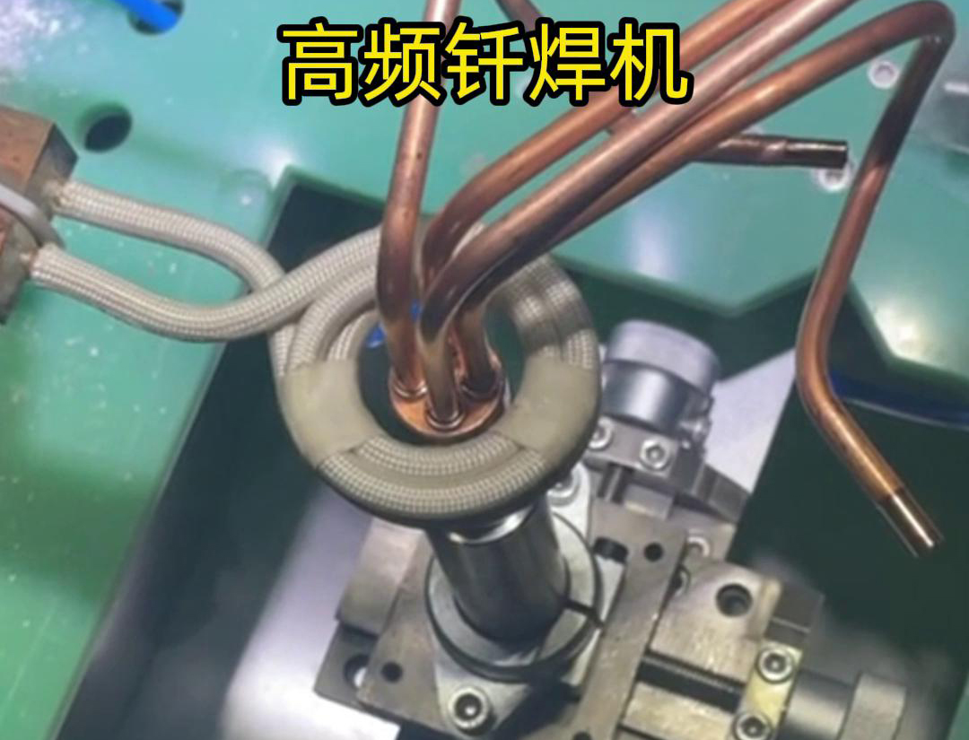 在雙工位自動(dòng)感應(yīng)釬焊設(shè)備中，每個(gè)工位都配備了獨(dú)立的感應(yīng)加熱系統(tǒng)和釬焊工具，確保兩個(gè)工位可以同時(shí)進(jìn)行焊接作業(yè)