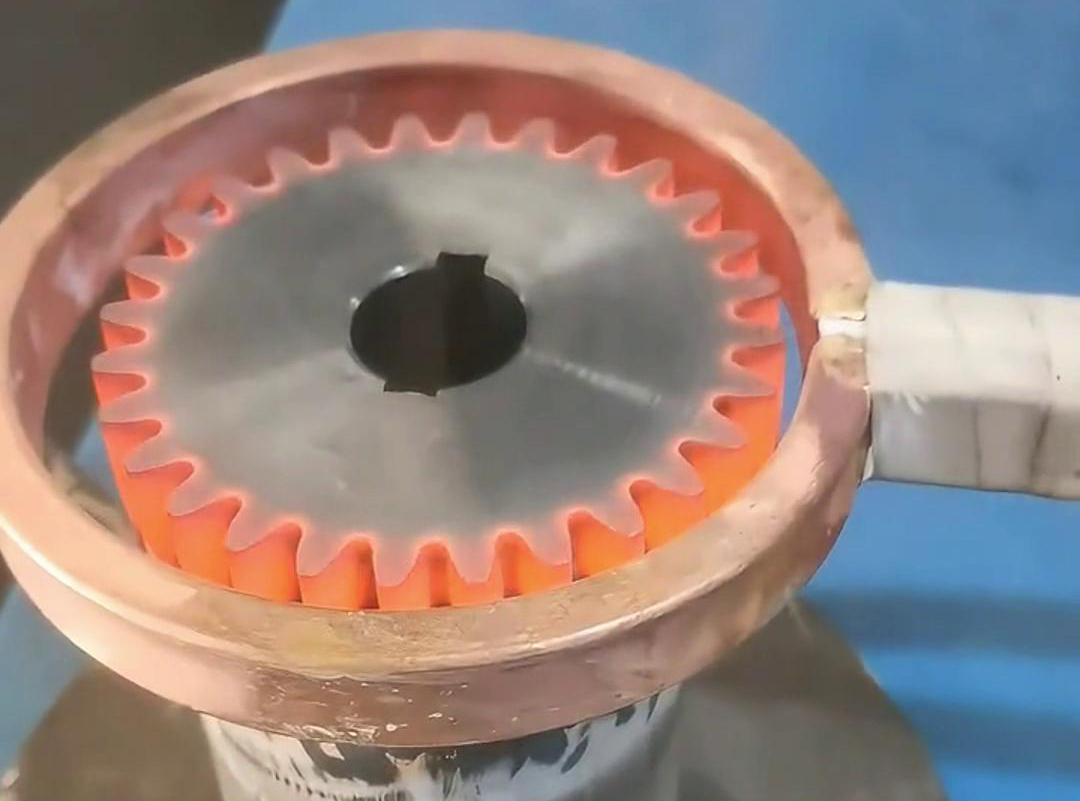 高頻淬火機(jī)以其高效、精確、節(jié)能、環(huán)保等優(yōu)點(diǎn)