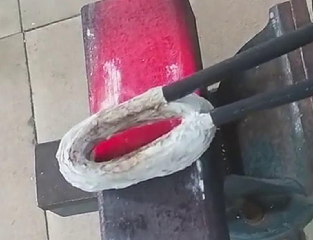 手持式高頻加熱機(jī)在方管加工中，它可以用來(lái)實(shí)現(xiàn)焊接預(yù)熱、局部退火、彎曲軟化等工藝需求