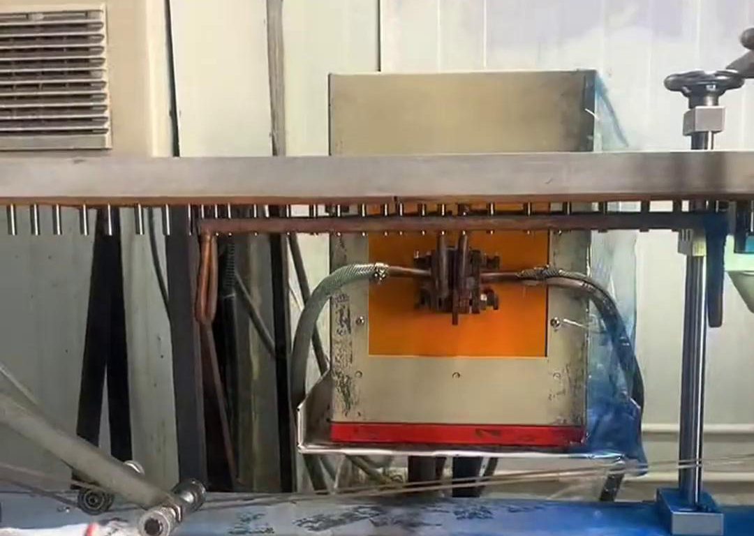 通過(guò)振動(dòng)盤(pán)自動(dòng)化上料到輸送帶，然后高頻電源對(duì)要加熱的工件進(jìn)行局部加熱，根據(jù)工藝要求直接經(jīng)過(guò)容器 ，讓其局部覆蓋一層涂料