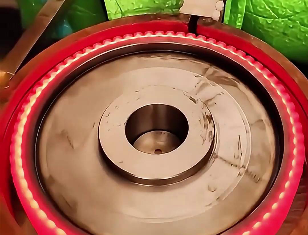 大型齒輪高頻淬火設備還可以根據具體需求進行定制，以滿足不同齒輪材料和淬火工藝的要求