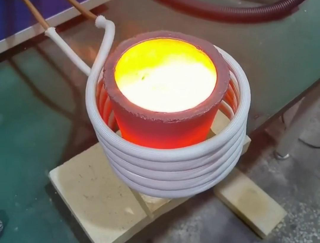 小型高頻熔鋁爐是一種高效、節能的熔煉設備,適用于鋁合金的快速熔化。