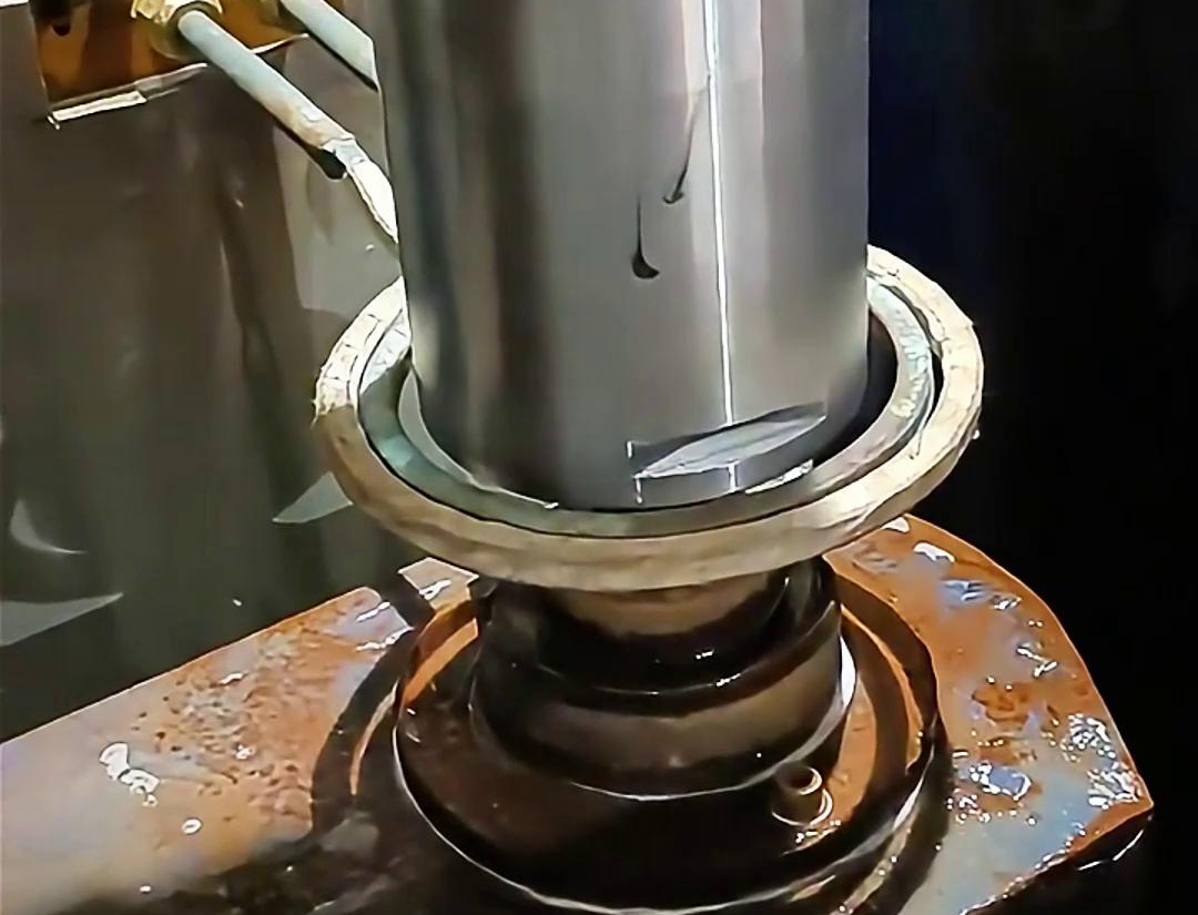 高頻淬火機床具有多個顯著的優點，淬火速度快，通常只需幾秒鐘即可完成淬火過程