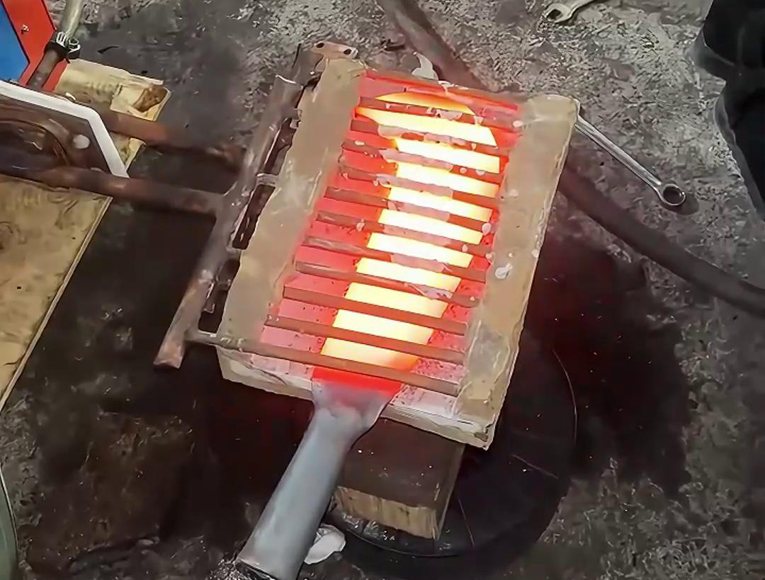 超高頻加熱機對鐮刀，也稱勾刀的刀具加熱