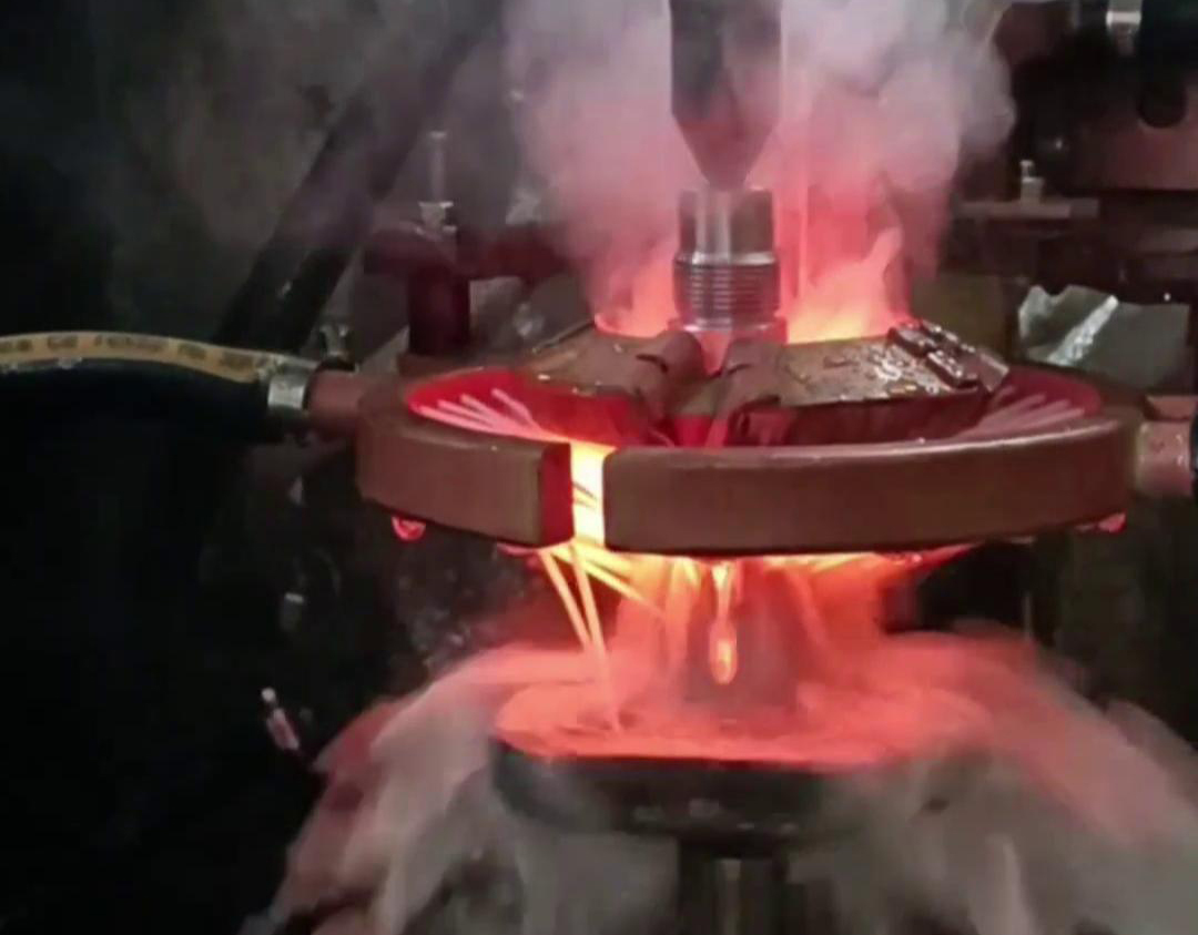 數控淬火機床通過數控系統控制感應加熱線圈對軸類零件進行加熱淬火