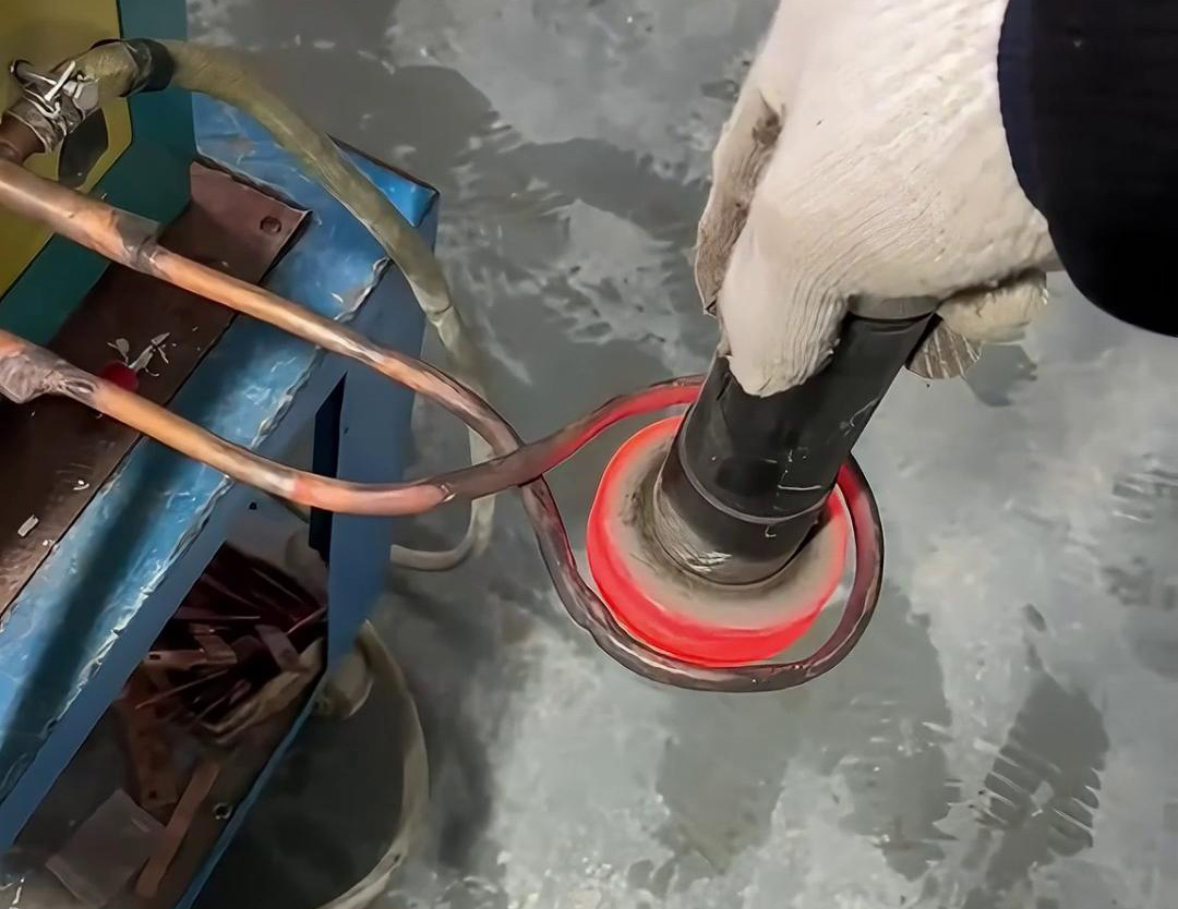 超音頻感應加熱設備是一種對金屬工件進行感應加熱，以進行表面淬火、退火等熱處理的設備。