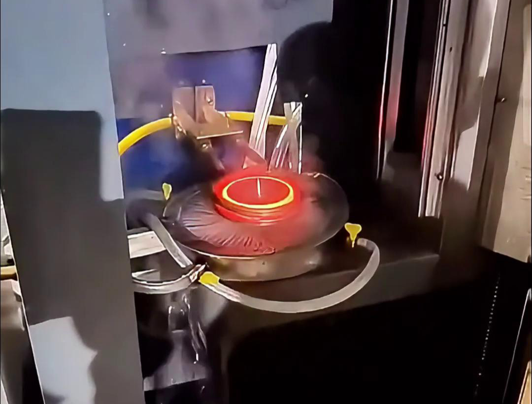 將齒輪放入高頻淬火機的感應器內,通過高頻感應加熱技術將齒輪表面加熱至淬火溫度