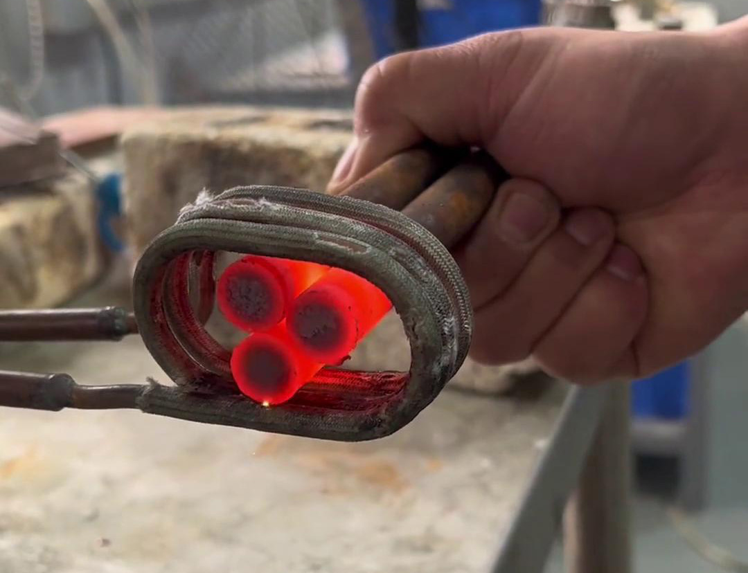 高頻感應加熱機，可以對一根棒料進行加熱，也可以對多根棒料同時加熱