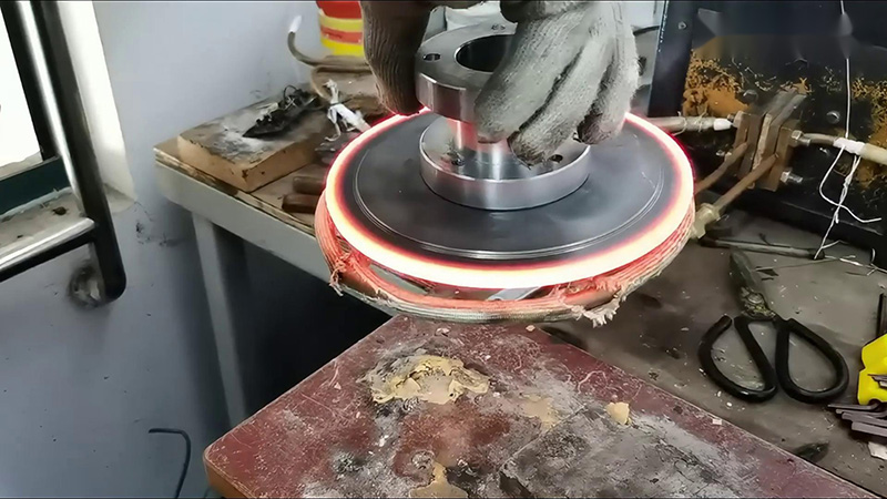 高頻退火機，通過更換線圈可以對不同規格形狀的不銹鋼工件進行退火熱處理