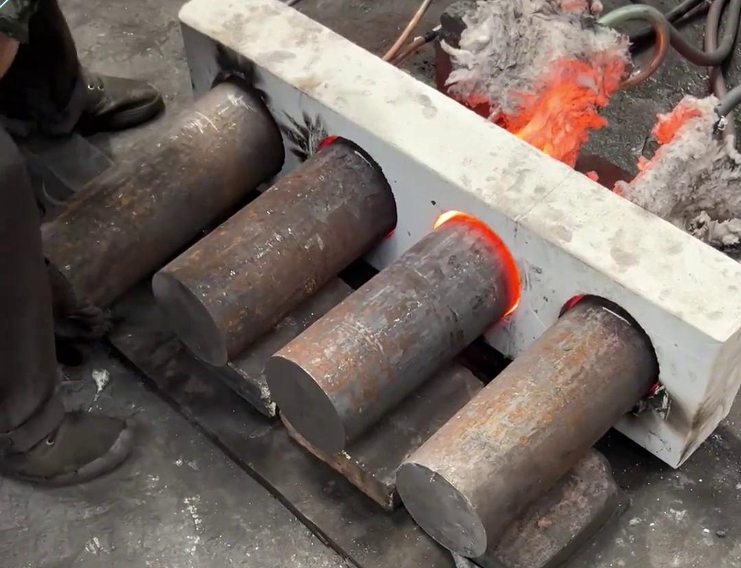 對(duì)于需要加熱大型棒料的場(chǎng)合，建議優(yōu)先考慮采用中頻感應(yīng)加熱設(shè)備