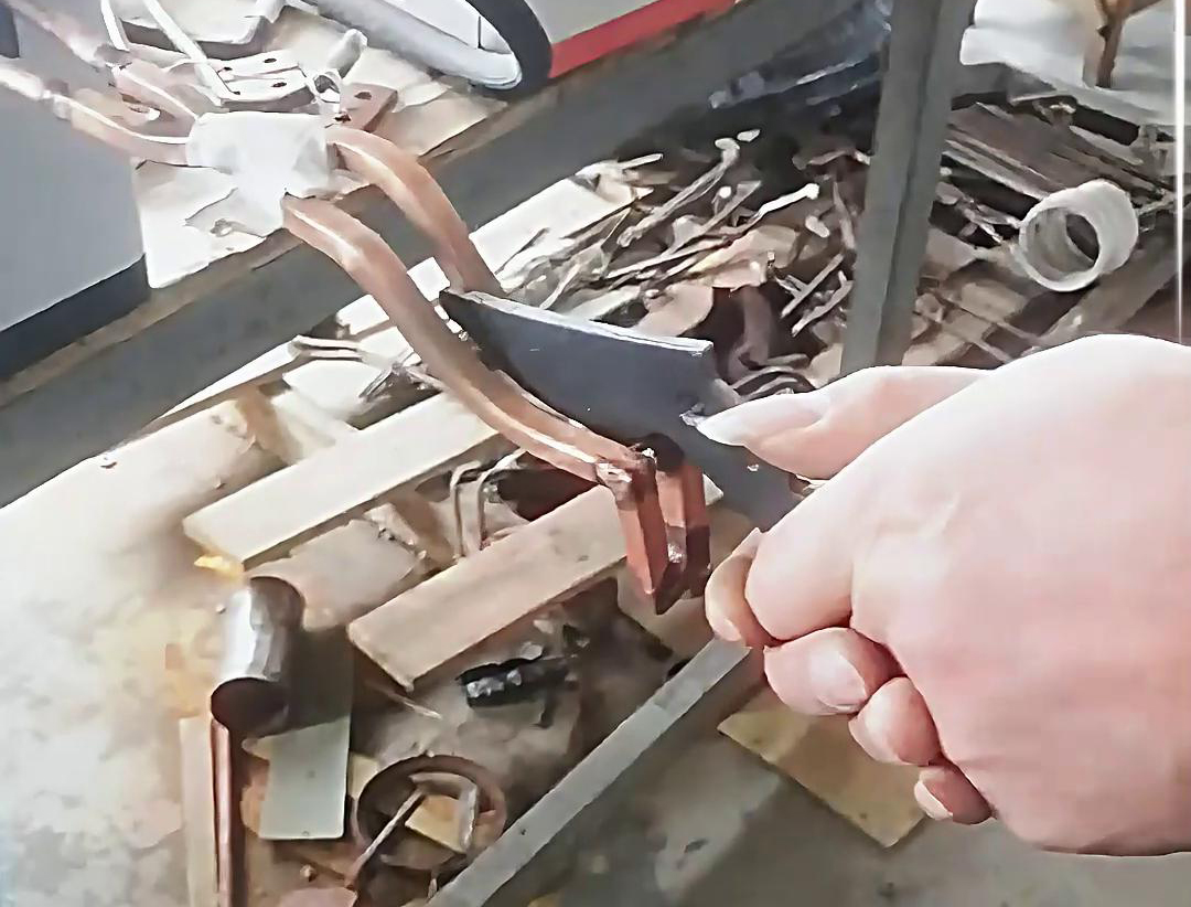 刀具淬火,根據工藝要求可以選擇高頻淬火機或者超高頻淬火設備