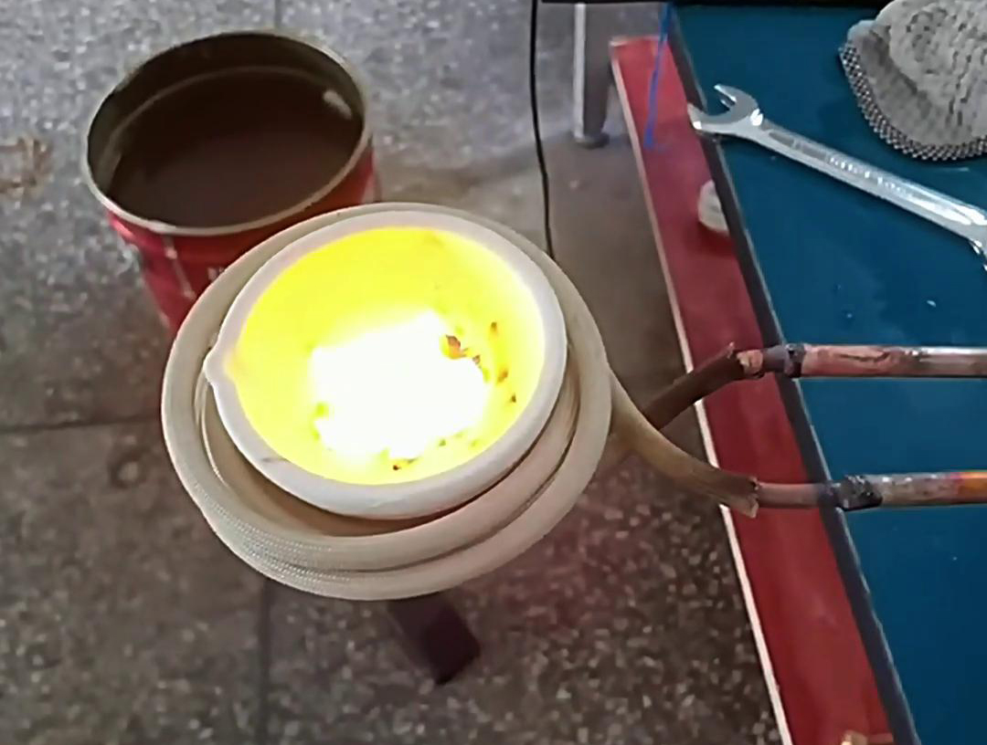 只要220V ，可以放在家里，店面里，學(xué)校和實(shí)驗(yàn)室里使用的貴金屬熔煉爐