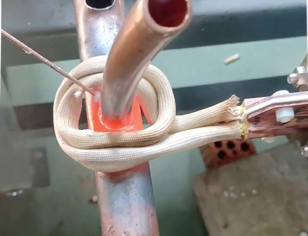 這款手持式高頻焊機就不一樣了，它焊接銅管操作簡單，新手幾分鐘就能學會