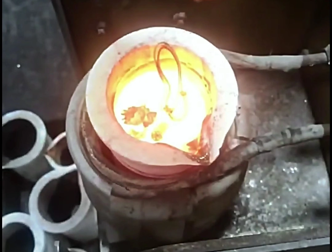 手搖傾倒式中頻熔金機是一種高效、靈活、安全可靠的金屬熔煉設備