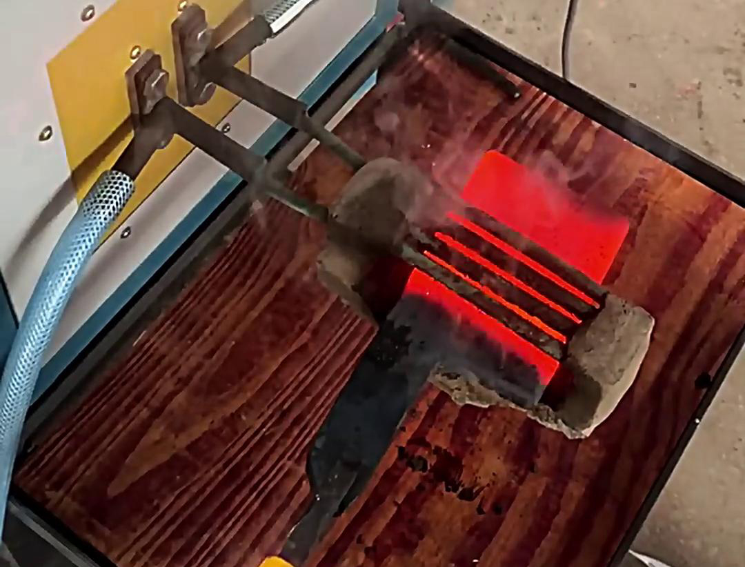 打鐵專用的高頻加熱爐，它采用電加熱，無明火更安全，開機即加熱