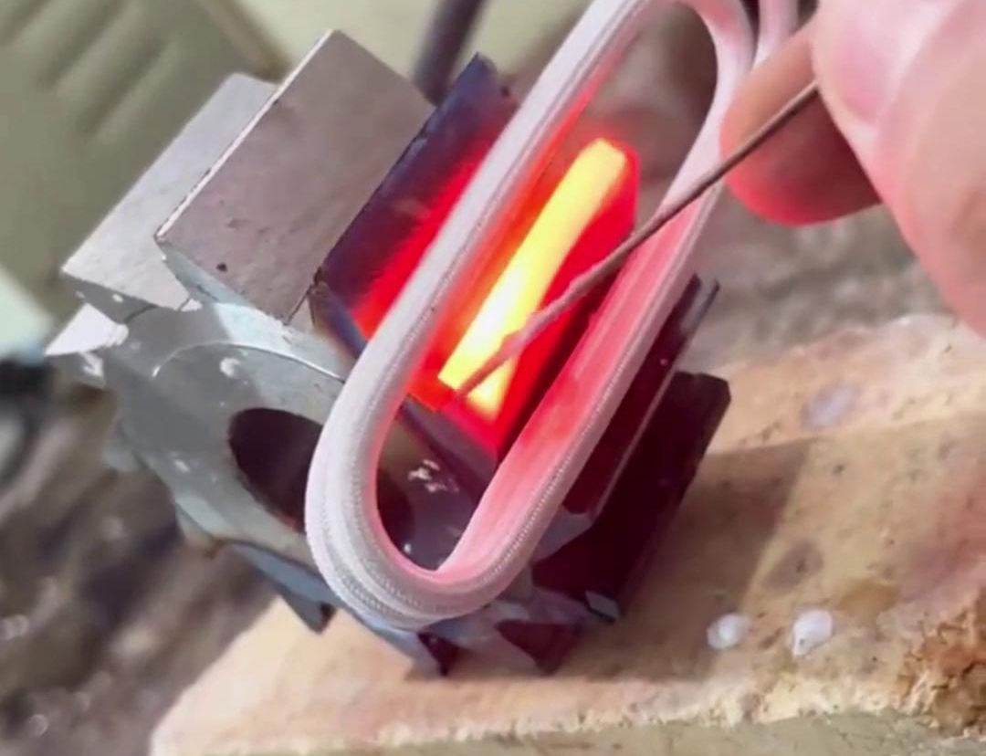 這是齒輪斷裂的齒牙，用我們的高頻焊接機不到一分鐘就能焊好