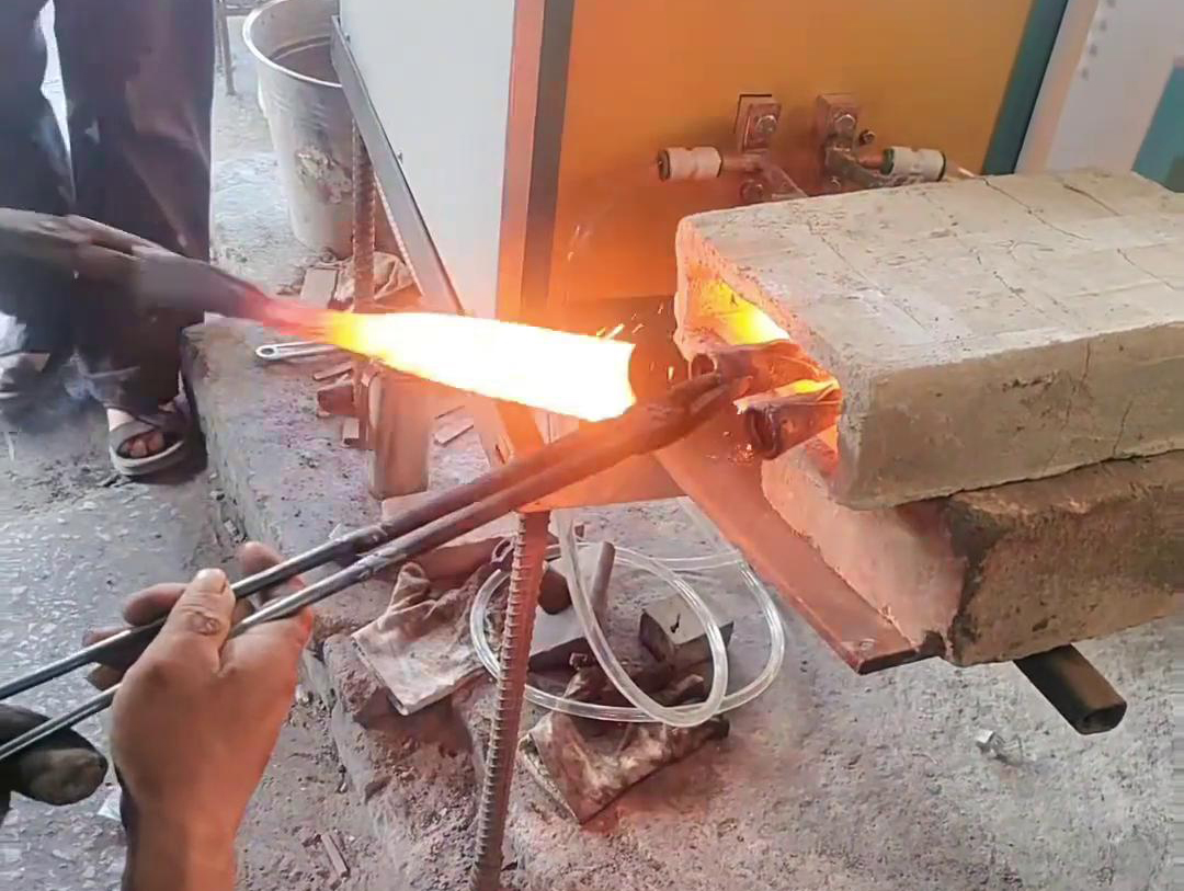 打鐵高頻爐把生鐵放進(jìn)去加熱到 900 度左右