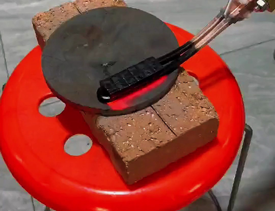 手持式感應加熱設備，一款集高效、精準、便捷于一身的工業(yè)神器