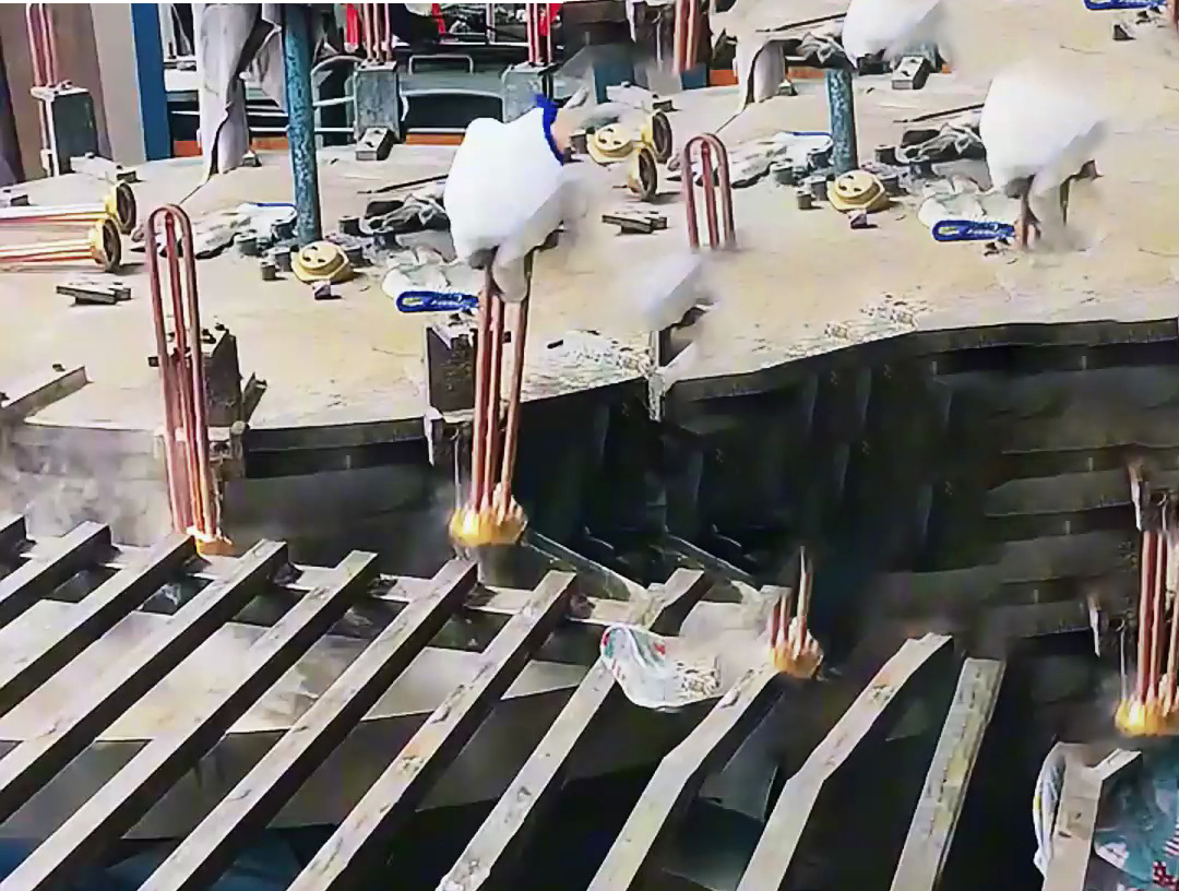 三工位高頻釬焊設備對熱水器發熱管錫焊