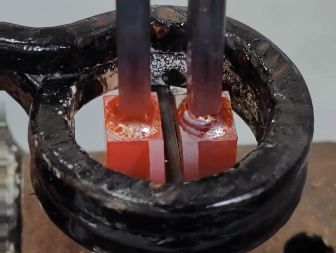 手持式高頻銅管焊接機是一種專門設計用于銅管連接的高效工具