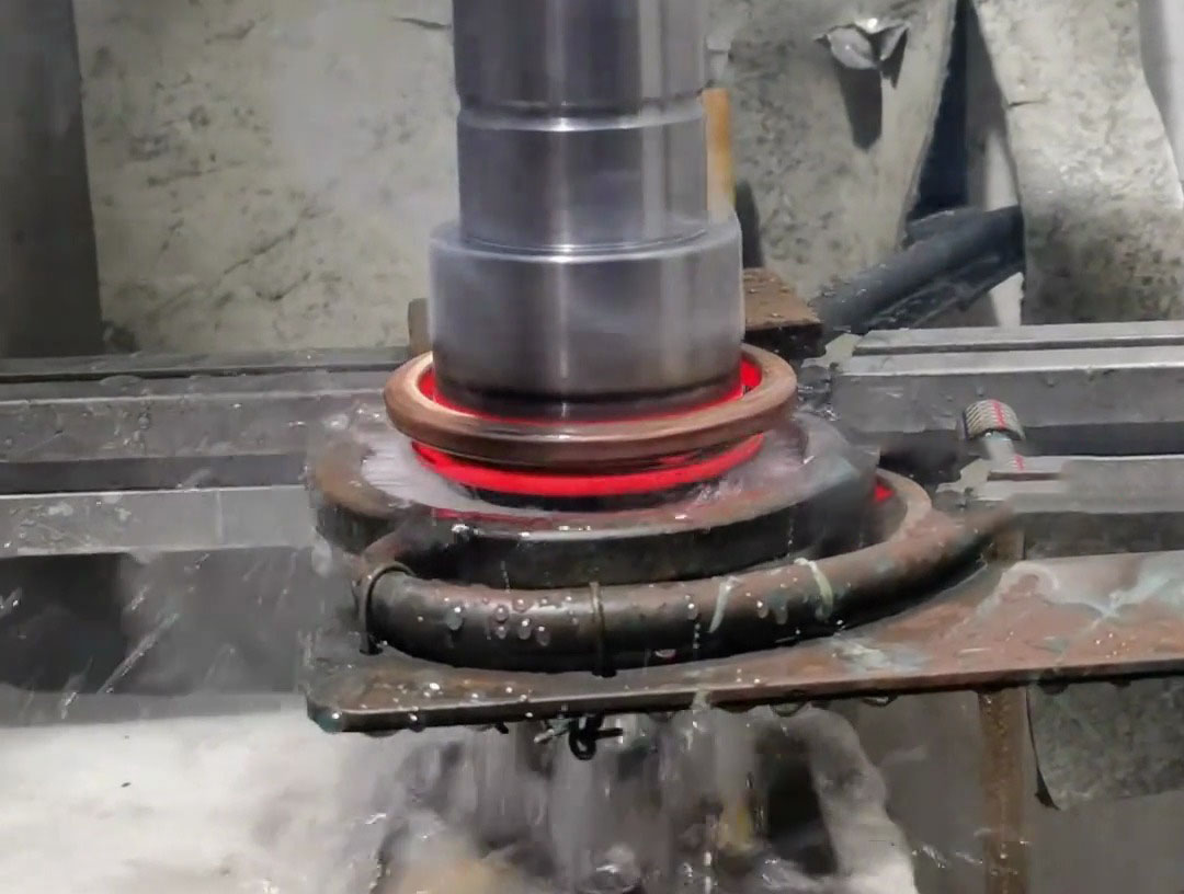 高頻淬火機(jī)床自動化操作減少了人工干預(yù)，提高了生產(chǎn)效率和一致性