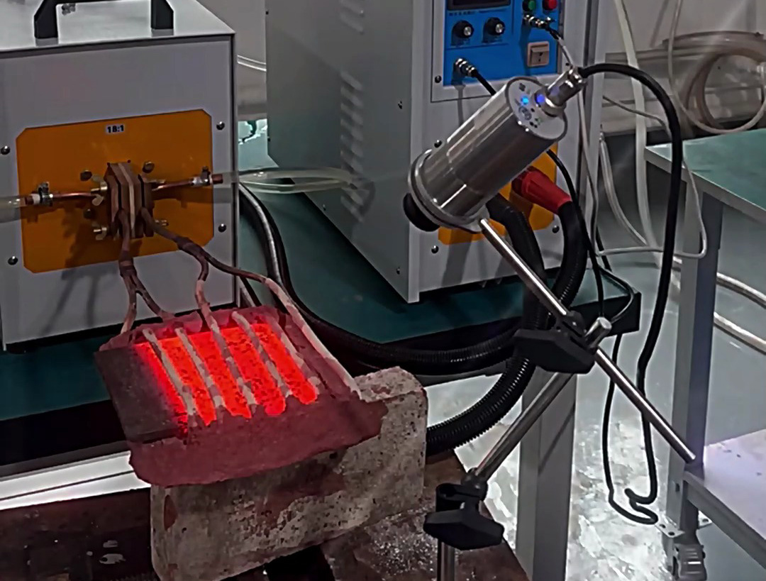 這款帶紅外溫控檢測的高頻感應(yīng)加熱機，它支持最高正負(fù)5度的溫度控制