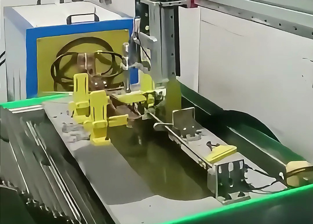 油鋸鋸板配合機(jī)械手自動(dòng)化高頻淬火現(xiàn)場(chǎng),一臺(tái)機(jī)器頂三個(gè)工人