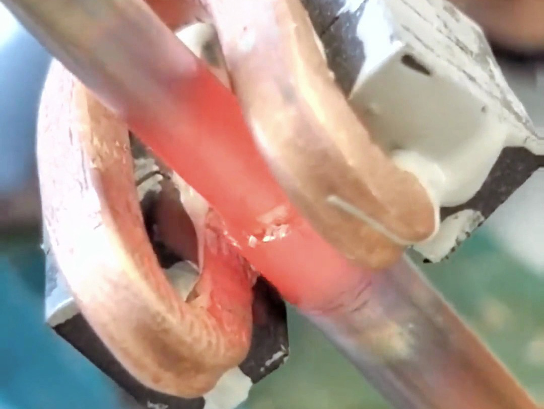 使用手持式高頻機(jī)焊接銅管的優(yōu)勢,一臺機(jī)器頂三個工人