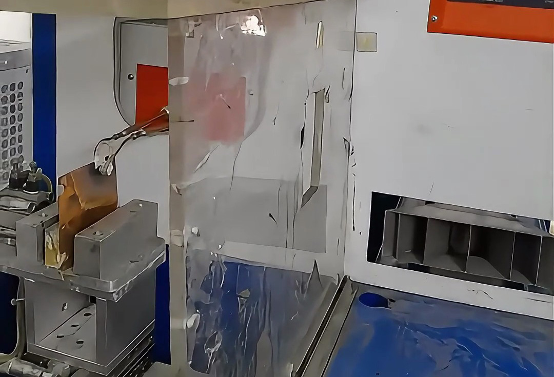 采用了10KW超高頻感應(yīng)加熱設(shè)備對銅板退火的半自動化設(shè)備