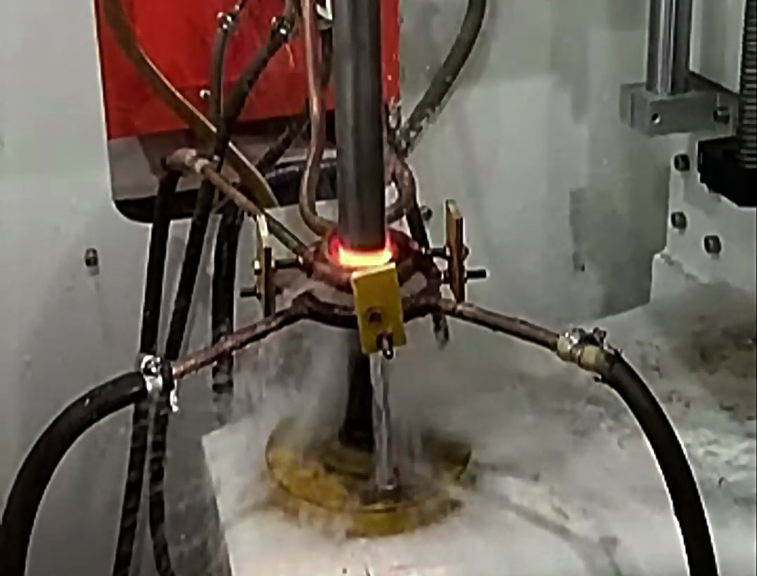 你以為銷子淬火還要人工？這臺機器已經實現銷軸全自動化高頻淬火了