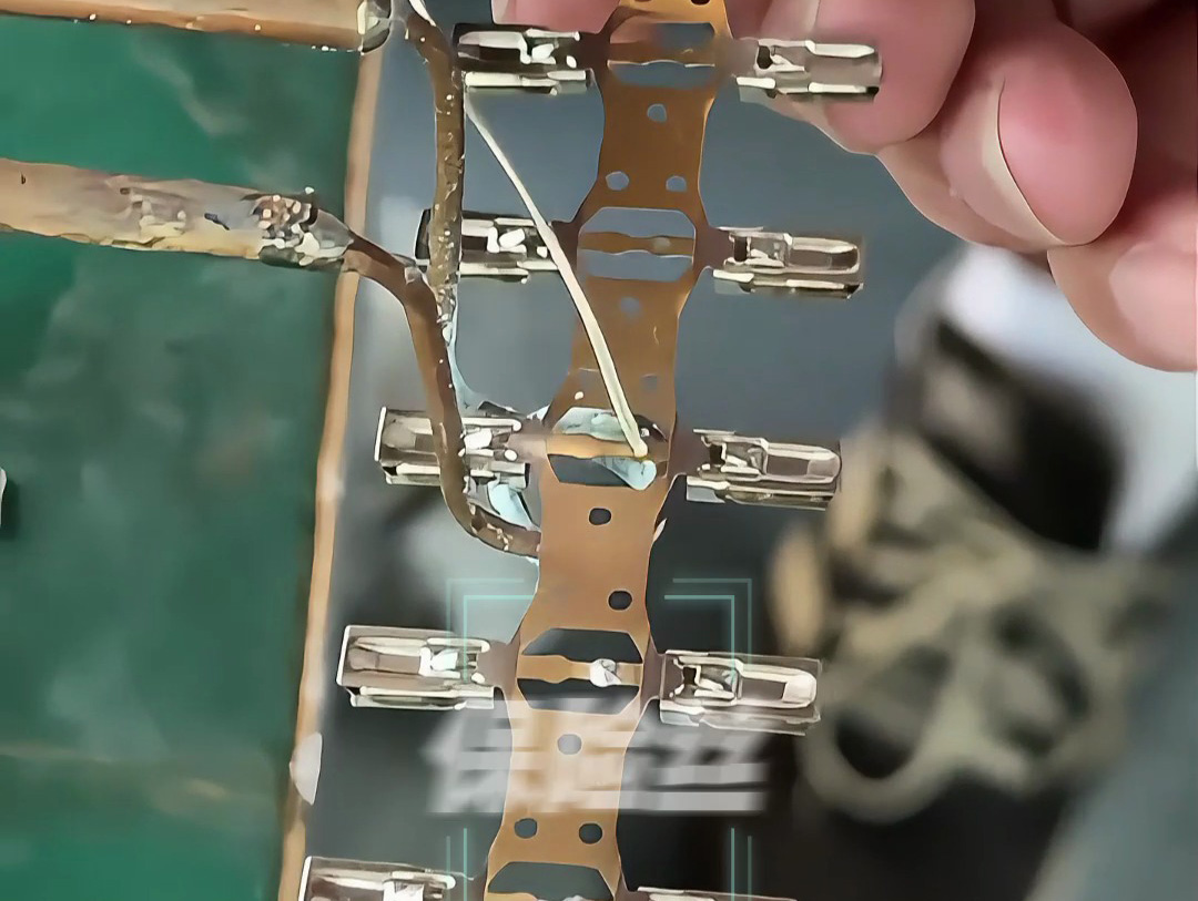 工人如何用超高頻焊接機(jī)完成保險(xiǎn)絲焊接?高清畫面展示全過程!