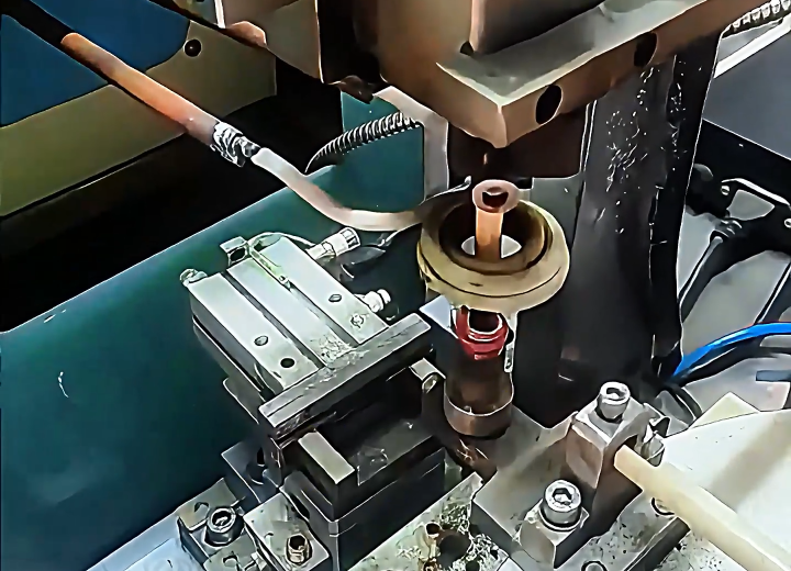 銀觸點(diǎn)高頻自動化焊接設(shè)備,支持多材料組合焊接及特殊工藝需求