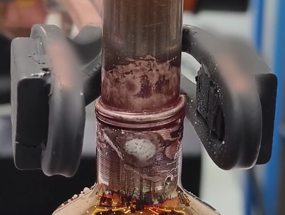 機(jī)械手帶動手持式高頻焊機(jī)左扭右擰,這樣焊接銅管效果更均勻