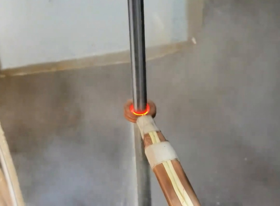 16毫米光軸精細(xì)處理！數(shù)控高頻淬火機(jī)床高效精準(zhǔn)展示