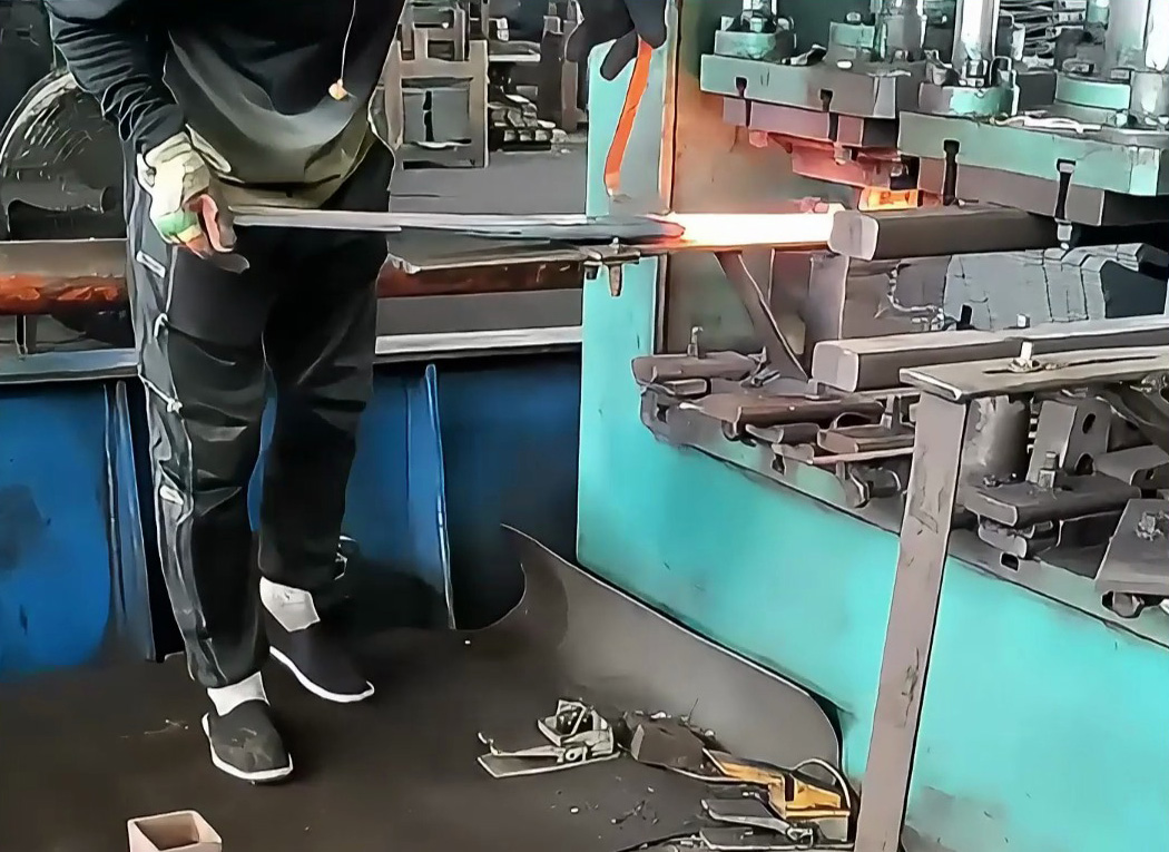 為什么越來越多工廠改用中頻感應加熱？答案在這！