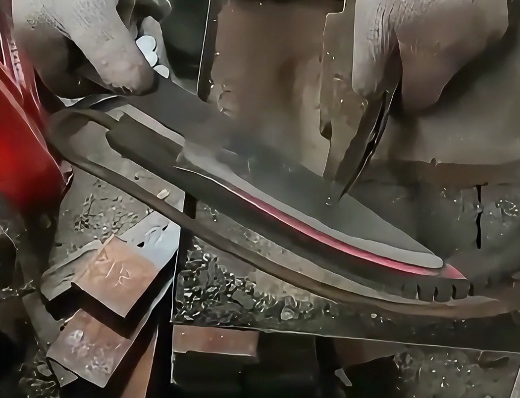 學(xué)會用這個(gè)廣刀具淬火技術(shù)！高頻淬火機(jī)讓刀具硬度秒殺同行！